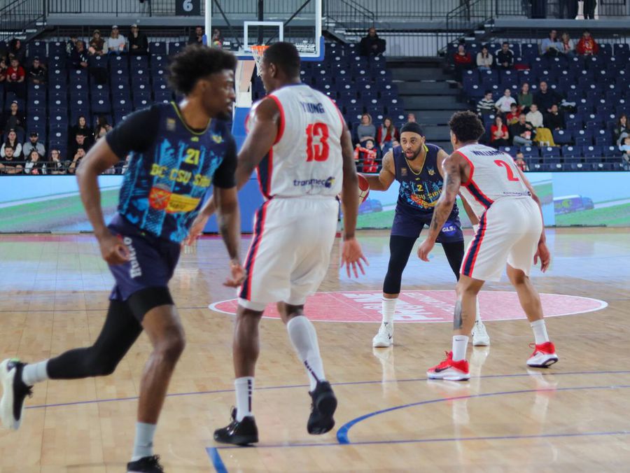 CSM Oradea vs. CSU Sibiu/Foto: bc-csusibiu.ro Fază uimitoare în Oradea Arena: CSU Sibiu mai face o victimă! » Liderul Ligii Naționale, a doua înfrângere în 5 zile