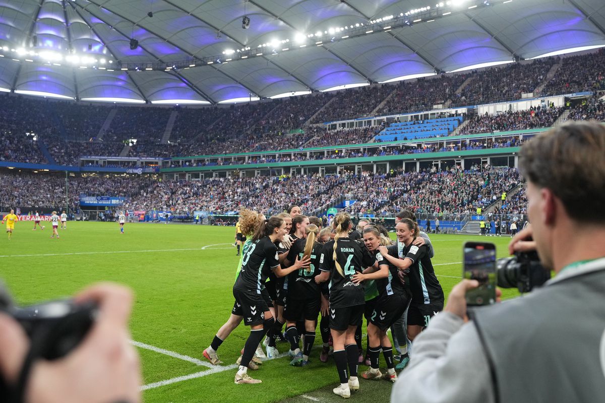 Record de spectatori în fotbalul feminin: 57.000 de fani la semifinala istorică Hamburg – Werder Bremen