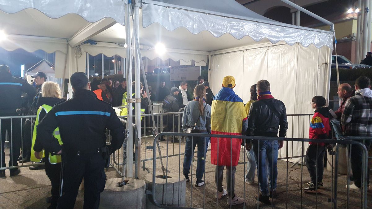 Cozi la porți înainte de San Marino - România / foto: Cristi Preda