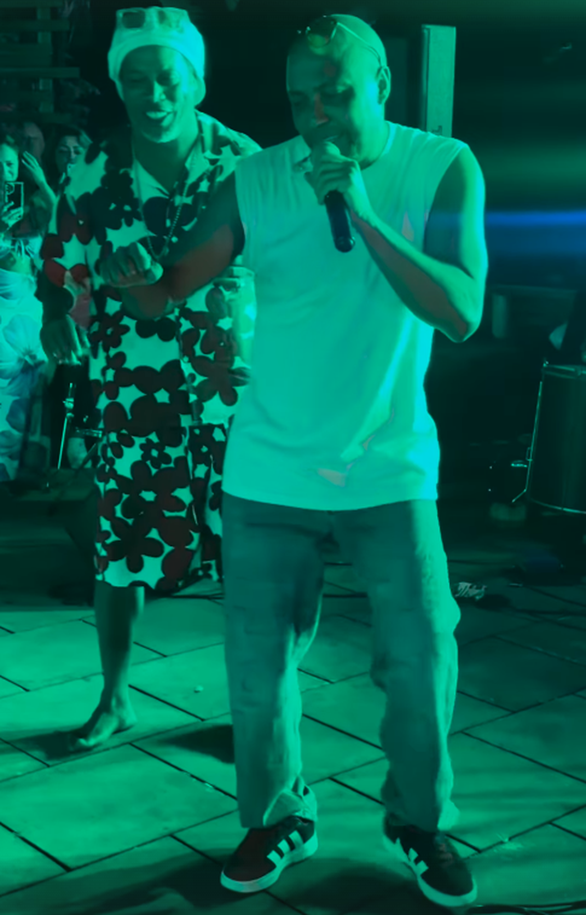 Ronaldinho a petrecut ca-n povești, 3 zile și 3 nopți » Imagini geniale: grătare și dans pe mese până în zori