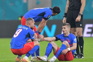 De ce cad „pe capete” jucătorii de la FCSB » Cazurile care îi dau de gândit lui Gigi Becali