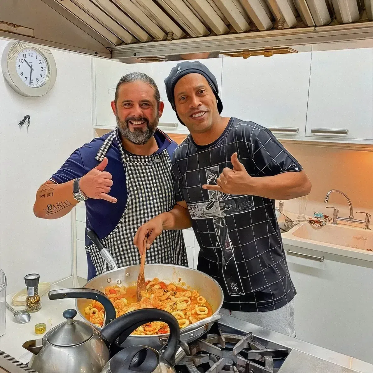 Ronaldinho a petrecut ca-n povești, 3 zile și 3 nopți » Imagini geniale: grătare și dans pe mese până în zori