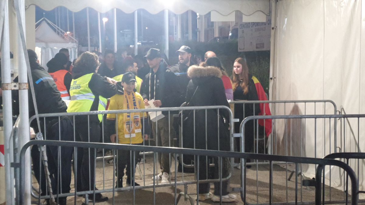 Cozi la porți înainte de San Marino - România / foto: Cristi Preda