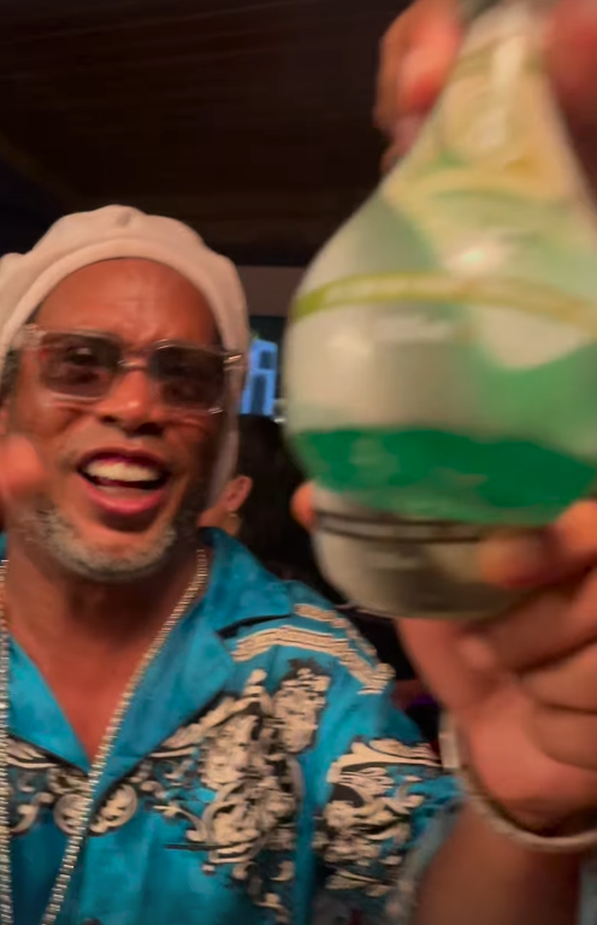 Ronaldinho a petrecut ca-n povești, 3 zile și 3 nopți » Imagini geniale: grătare și dans pe mese până în zori