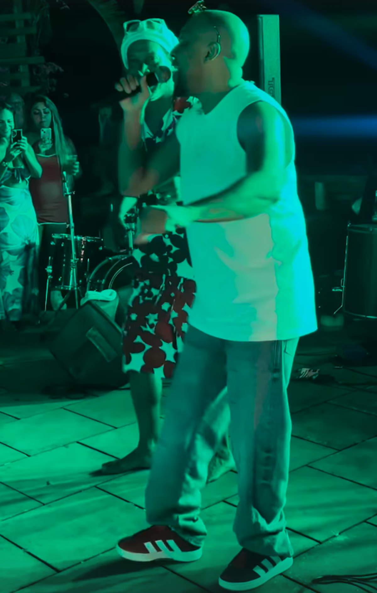 Ronaldinho a petrecut ca-n povești, 3 zile și 3 nopți » Imagini geniale: grătare și dans pe mese până în zori