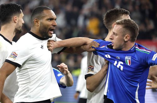 Jonathan Tah e dorit de Barcelona // FOTO: Imago