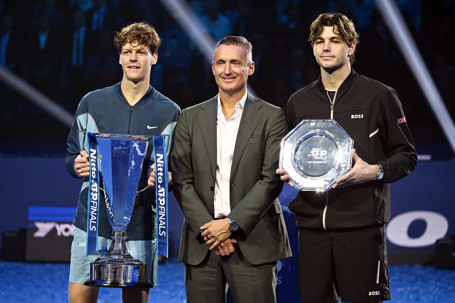 Tenisul e într-un moment de cumpănă: 2,2 miliarde dolari venit anual, două propuneri de restructurare divergente și acționarea în judecată dinspre organizația patronată de Novak Djokovic. Și jucătorii?