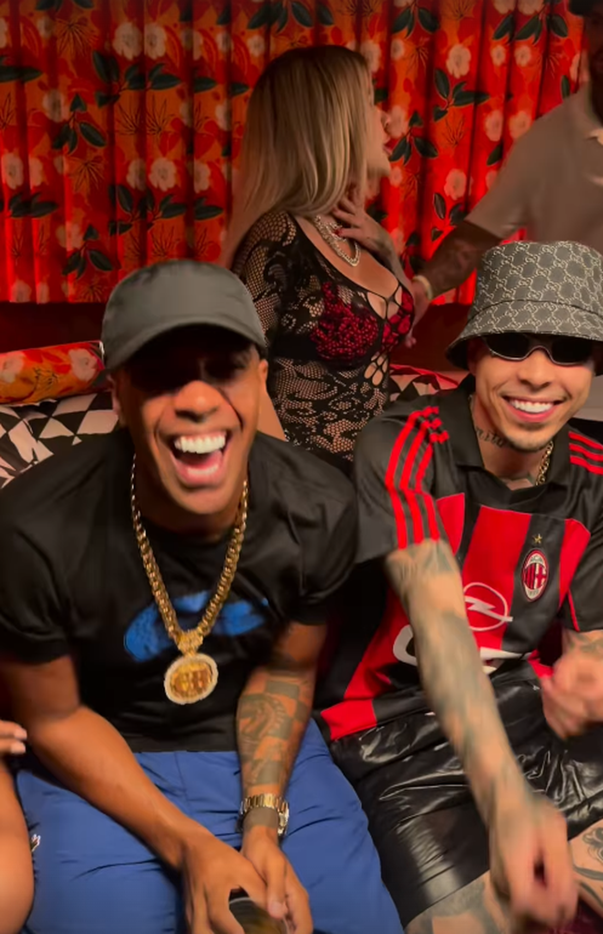 Ronaldinho a petrecut ca-n povești, 3 zile și 3 nopți » Imagini geniale: grătare și dans pe mese până în zori