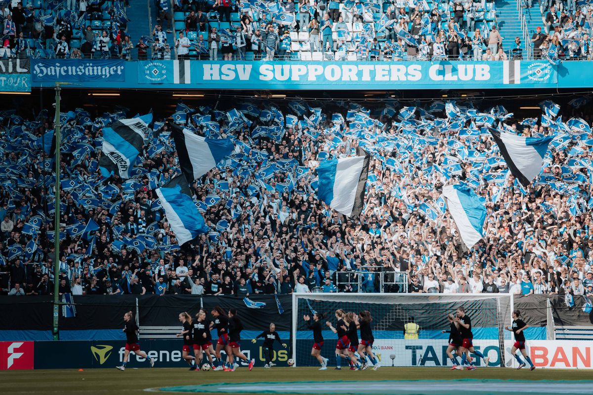 Record de spectatori în fotbalul feminin: 57.000 de fani la semifinala istorică Hamburg – Werder Bremen