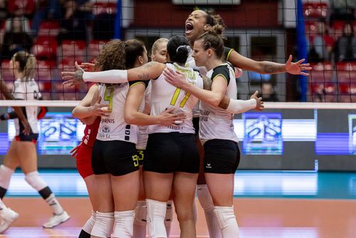 Voleibalistele de la Alba Blaj sărbătorind Foto: CEV