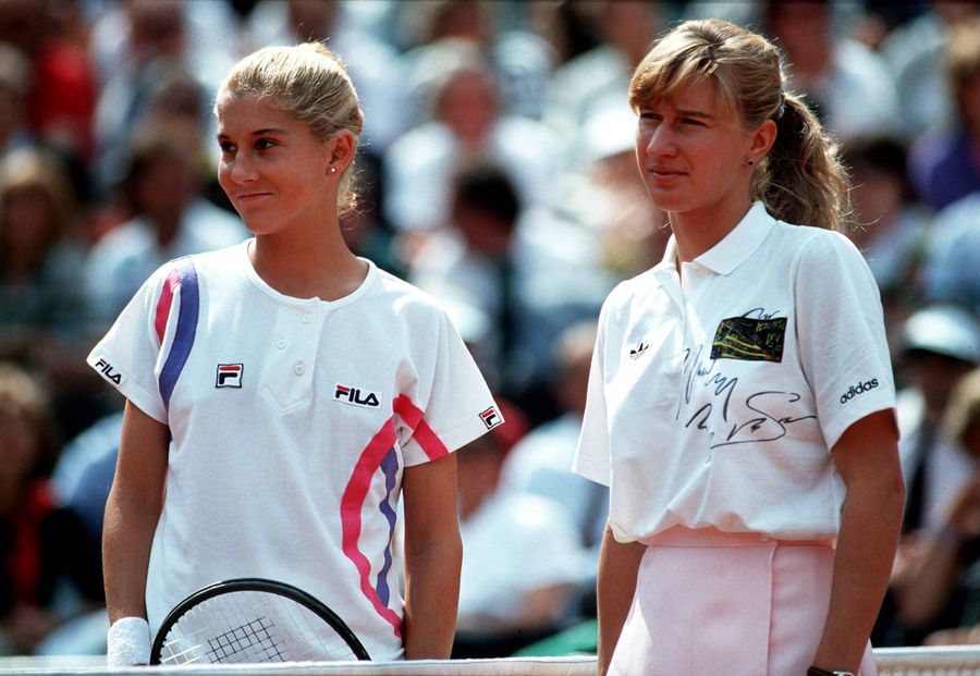Monica Seleș și Steffi Graf. FOTO: Imago A fost înjunghiată pe teren, a căzut în depresie, a căutat refugiu în „munți” de chipsuri » Povestea colosală a copilului-minune care a scris istorie în tenis: „Încet și trist m-am împăcat cu viața”