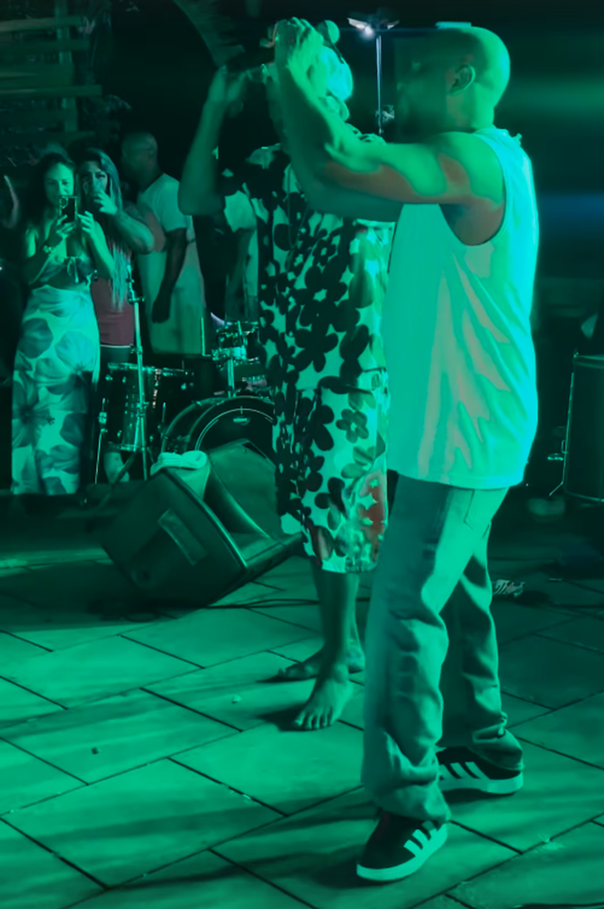 Ronaldinho a petrecut ca-n povești, 3 zile și 3 nopți » Imagini geniale: grătare și dans pe mese până în zori