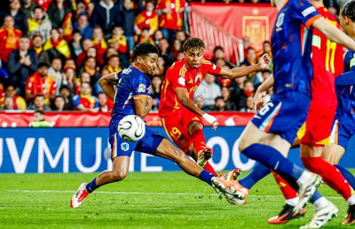 Lamine Yamal nu-l iartă pe Raphael van der Vaart: „Pantaloni lăsați, un gol, un penalty ratat și în semifinale”