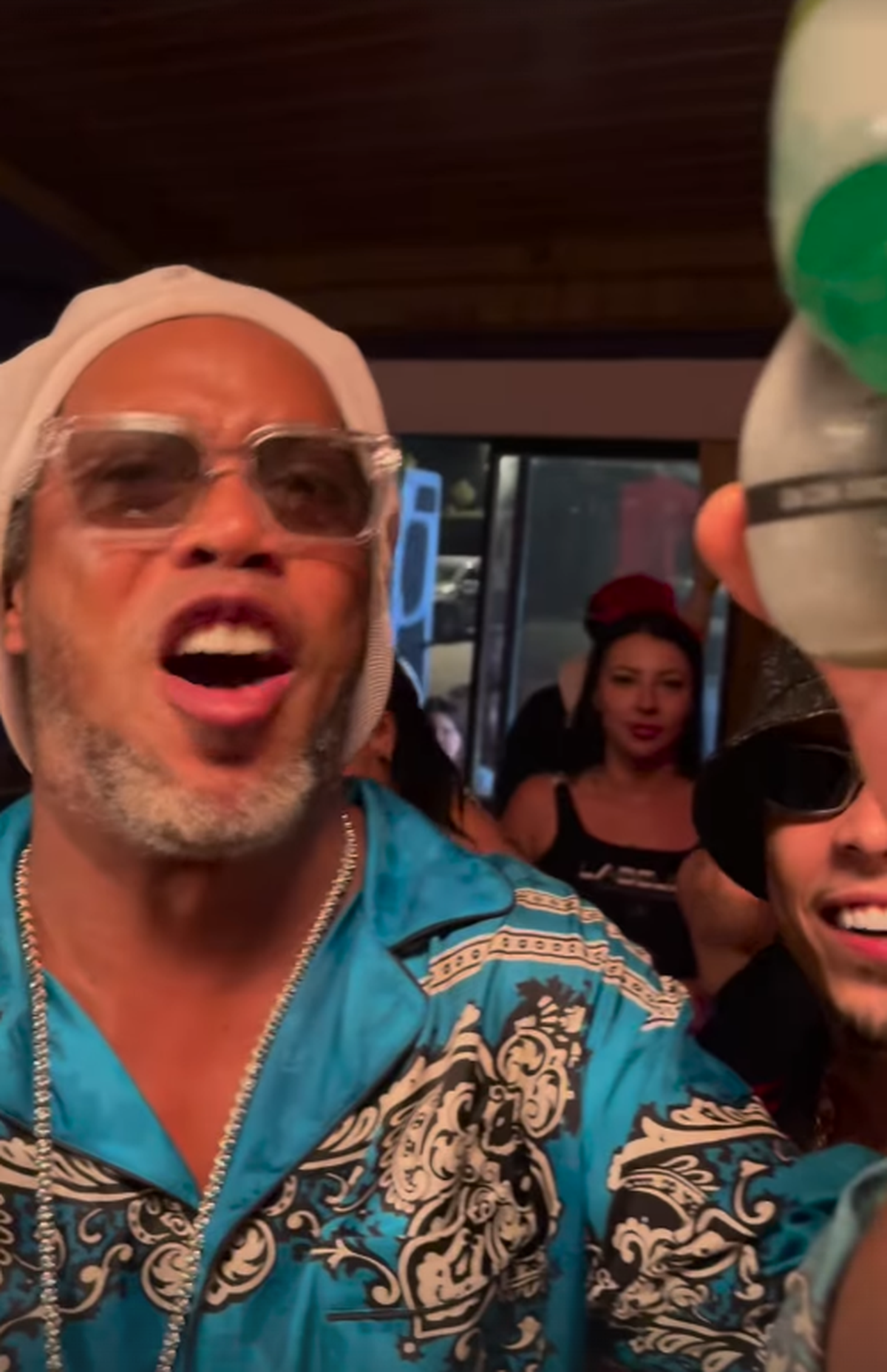 Ronaldinho a petrecut ca-n povești, 3 zile și 3 nopți » Imagini geniale: grătare și dans pe mese până în zori