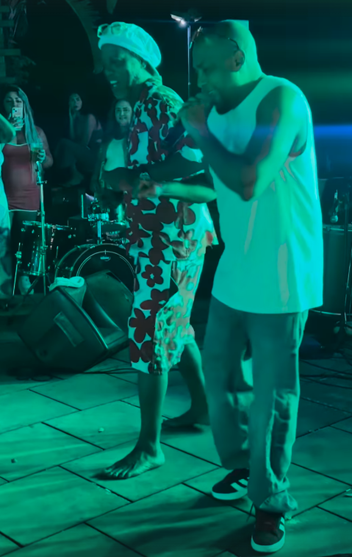 Ronaldinho a petrecut ca-n povești, 3 zile și 3 nopți » Imagini geniale: grătare și dans pe mese până în zori