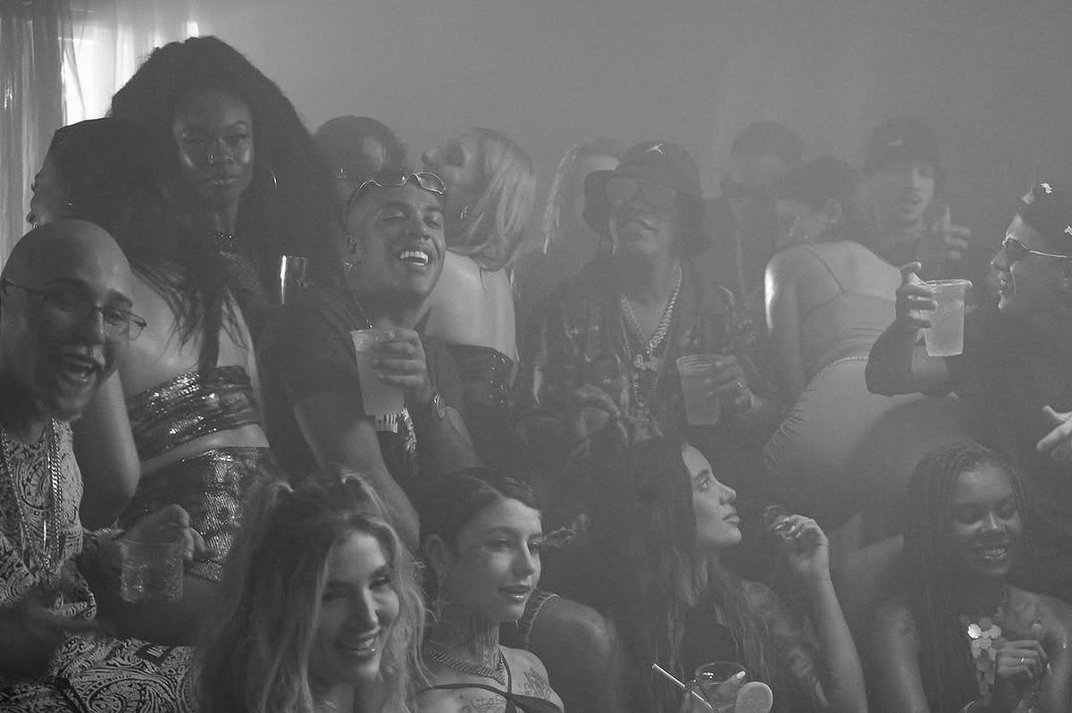 Ronaldinho a petrecut ca-n povești, 3 zile și 3 nopți » Imagini geniale: grătare și dans pe mese până în zori