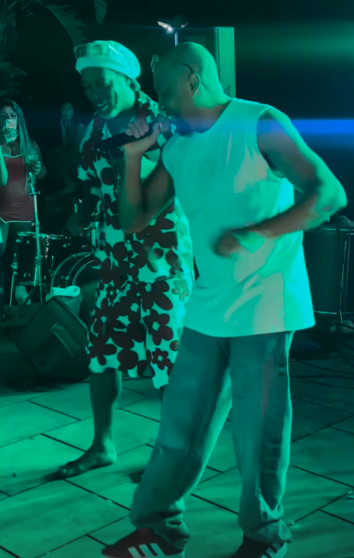 Ronaldinho a petrecut ca-n povești, 3 zile și 3 nopți » Imagini geniale: grătare și dans pe mese până în zori