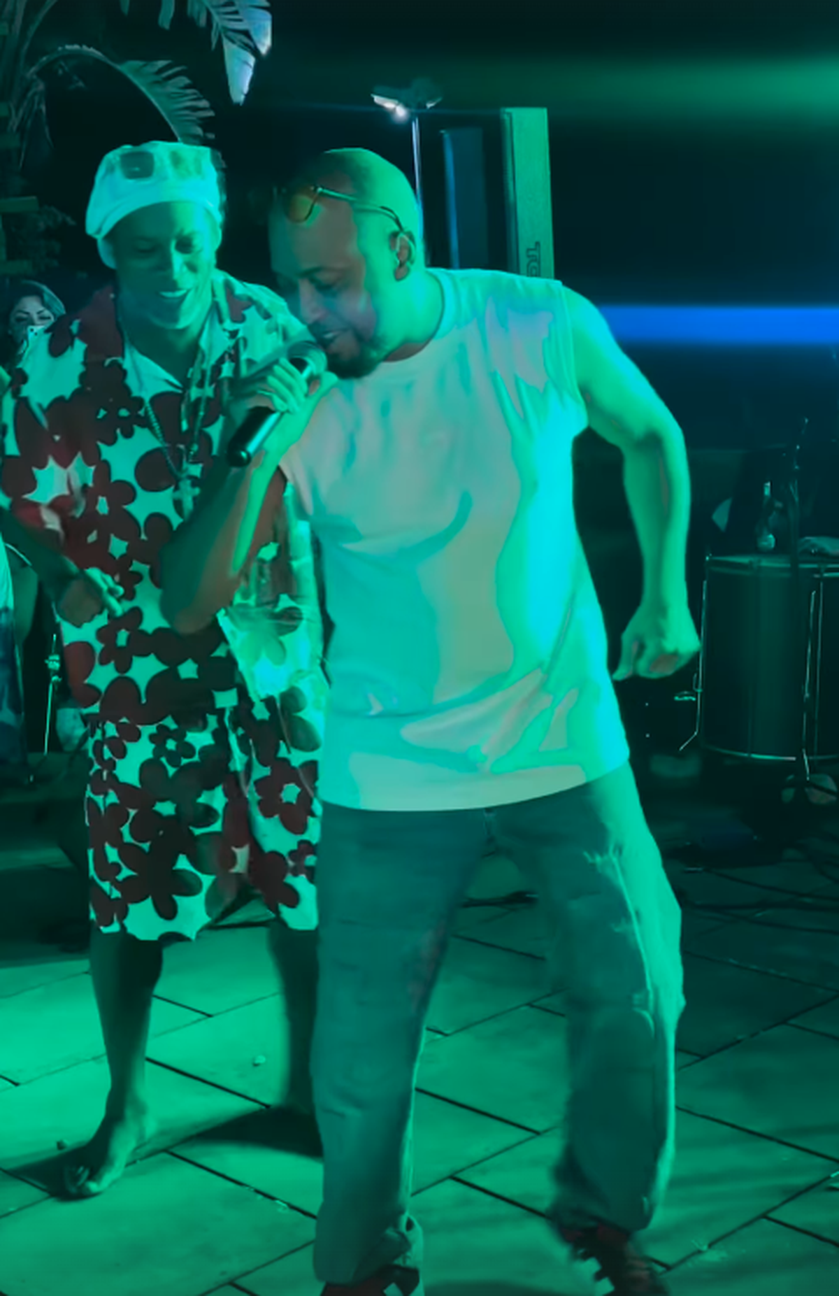 Ronaldinho a petrecut ca-n povești, 3 zile și 3 nopți » Imagini geniale: grătare și dans pe mese până în zori