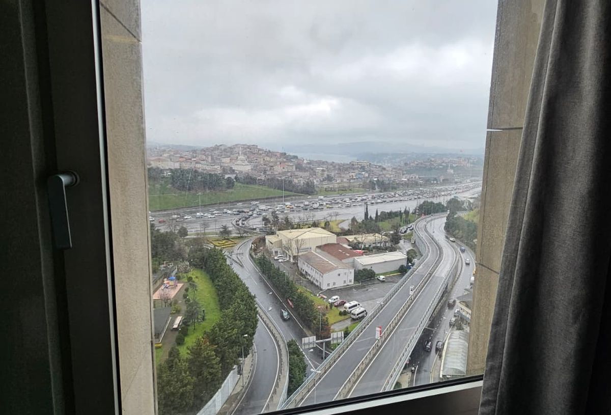 Cum arată camerele în hotelul care găzduiește naționala României pe malul Bosforului