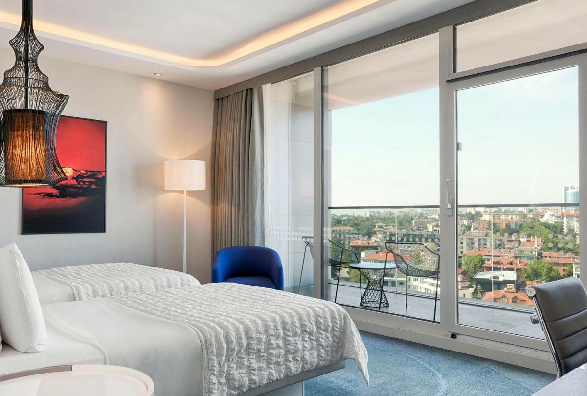 Cum arată camerele în hotelul care găzduiește naționala României pe malul Bosforului