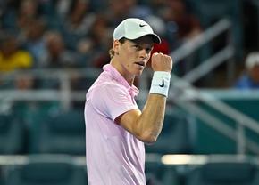 Jannik Sinner s-a calificat în „optimi” la Miami și a bătut un record impresionant al lui Novak Djokovic