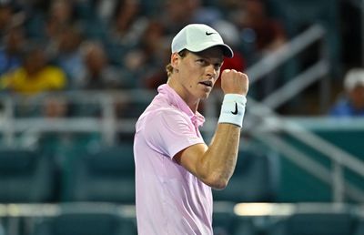 Jannik Sinner s-a calificat în „optimi” la Miami și a bătut un record impresionant al lui Novak Djokovic