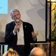 Într-o atmosferă caldă și liniștitoare, tu și persoana dragă veți primi masaj simultan, în aceeași cameră, de la doi terapeuți dedicați. Veți simți cum tensiunea dispare, respirația se adâncește și energia voastră se aliniază într-un ritm comun.