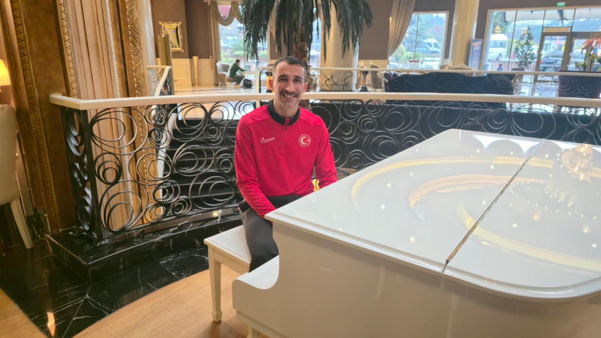 Mehmet Topal în interviu, discutând despre meciul Turcia România din play-off CM și revenirea la Petrolul, în decor urban Istanbul. | sursa foto: Gazeta Sporturilor