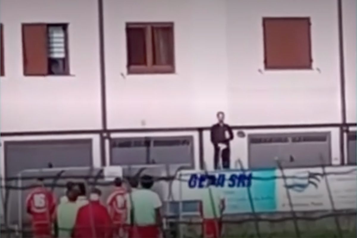 Antrenorul s-a deghizat în preot pentru a evita suspendarea