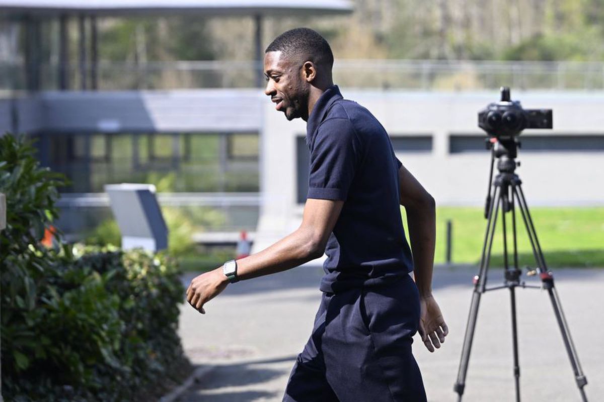 Parada modei la Clairfontaine și un val de ironii: „E vedeta Franței sau Mickey Mouse?!”