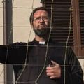 Antrenorul Matteo Ciceri s-a deghizat în preot pentru a fenta suspendarea și a-și conduce jucătorii de la Union Mulazzano pe teren / Foto: X