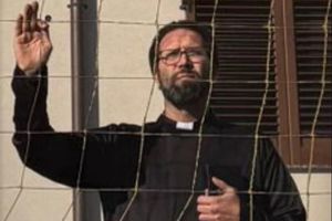 Preotul a intrat în teren și a lovit un jucător! » Incredibil cine se ascundea în sutană. Cum s-a încheiat scandalul