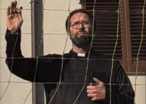Deghizat în preot, a intrat pe teren și a lovit un jucător! » Incredibil cine se ascundea sub sutană: cum s-a încheiat scandalul