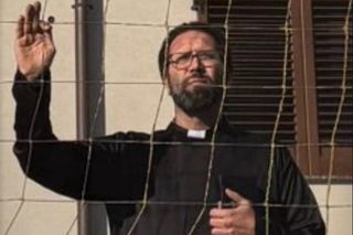 Deghizat în preot, a intrat pe teren și a lovit un jucător! » Incredibil cine se ascundea sub sutană: cum s-a încheiat scandalul