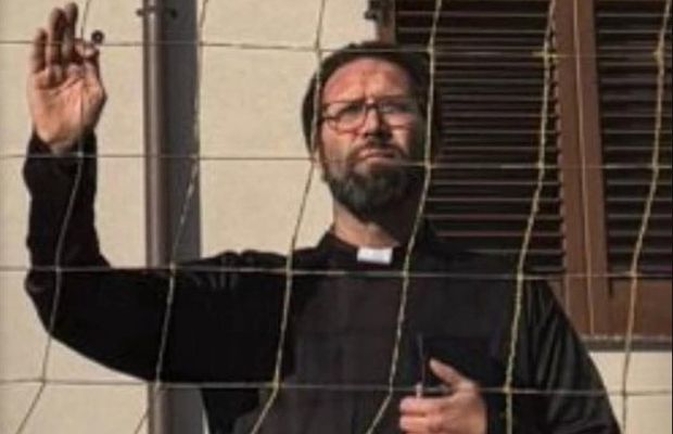 Deghizat în preot, a intrat pe teren și a lovit un jucător! » Incredibil cine se ascundea sub sutană: cum s-a încheiat scandalul