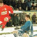Florentin Petre într-ul duel de la începutul anilor 2000, pe vechiul stadion al Petrolului, cu „găzarii” din Ploiești