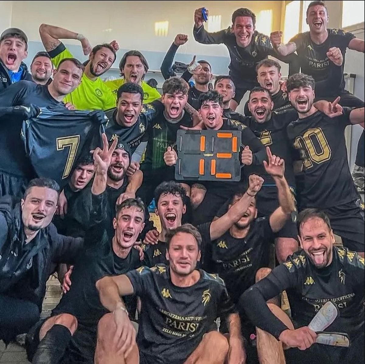 Antrenorul s-a deghizat în preot pentru a evita suspendarea