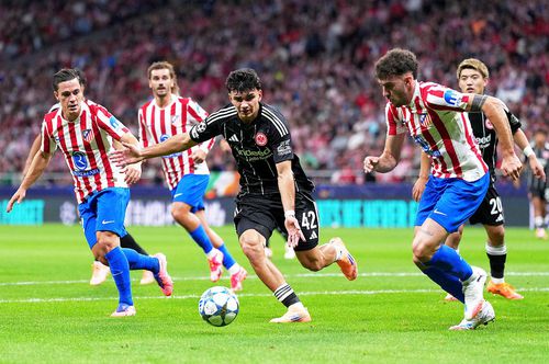 Can Uzun, aici în negru, este al treilea cel mai valoros fotbalist turc // foto: Guliver/gettyimages