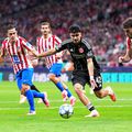 Can Uzun, aici în negru, este al treilea cel mai valoros fotbalist turc // foto: Guliver/gettyimages