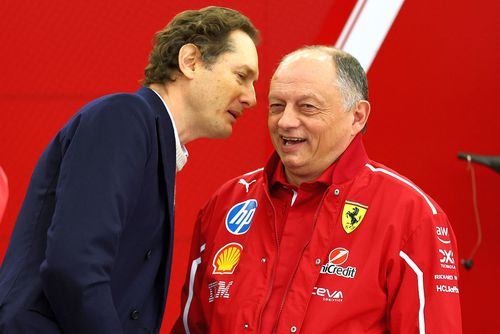 John Elkann alături de Frederic Vasseur, directorul Ferrari // foto: Guliver/gettyimages
