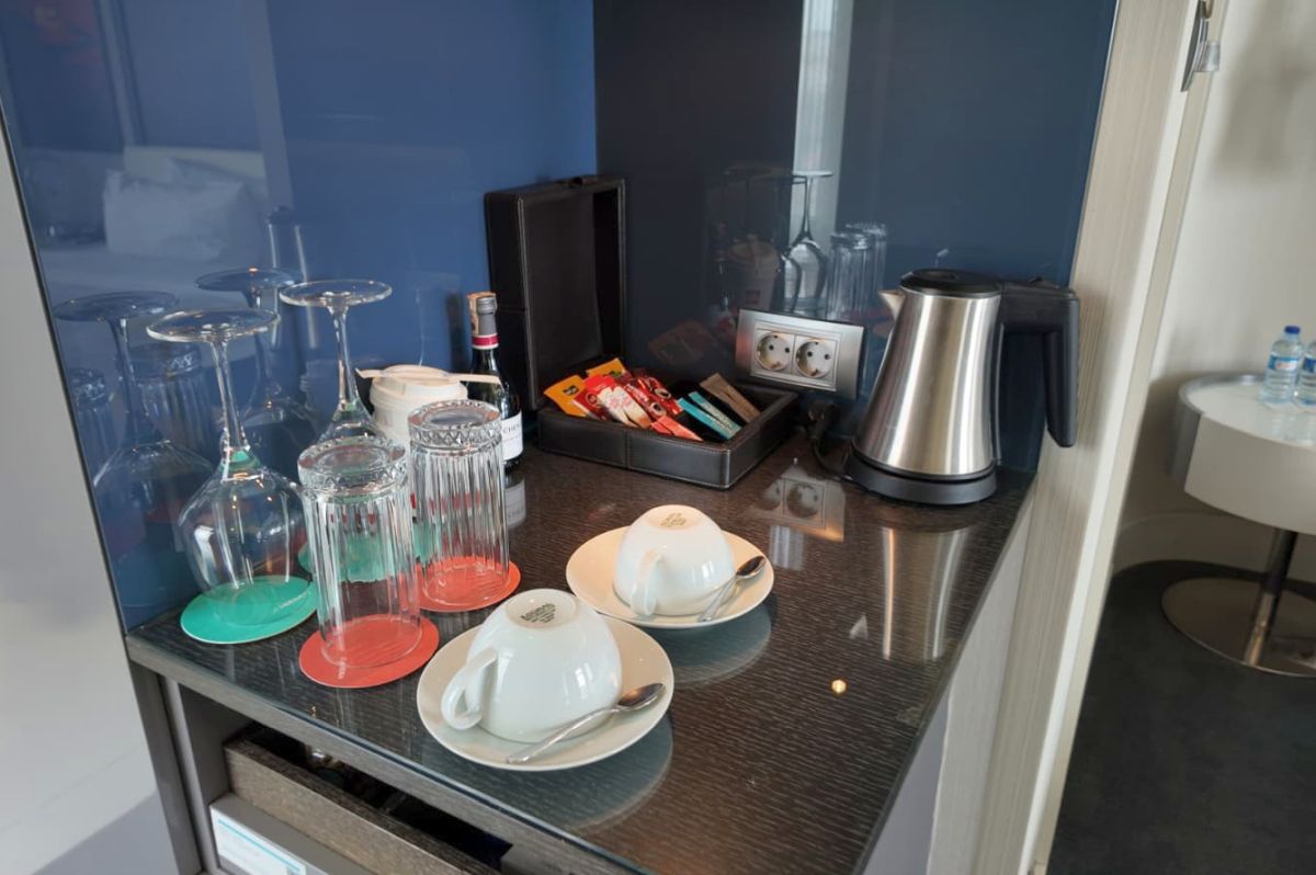 Cum arată camerele în hotelul care găzduiește naționala României pe malul Bosforului