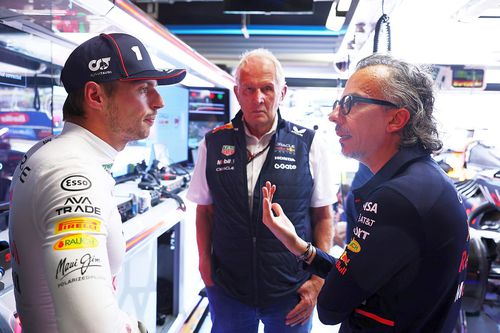 Helmut Marko, aici în centru, flancat de Max Verstappen și directorul Red Bull Racing, Laurent Mekies // foto: Guliver/gettyimages
