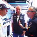 Helmut Marko, aici în centru, flancat de Max Verstappen și directorul Red Bull Racing, Laurent Mekies // foto: Guliver/gettyimages