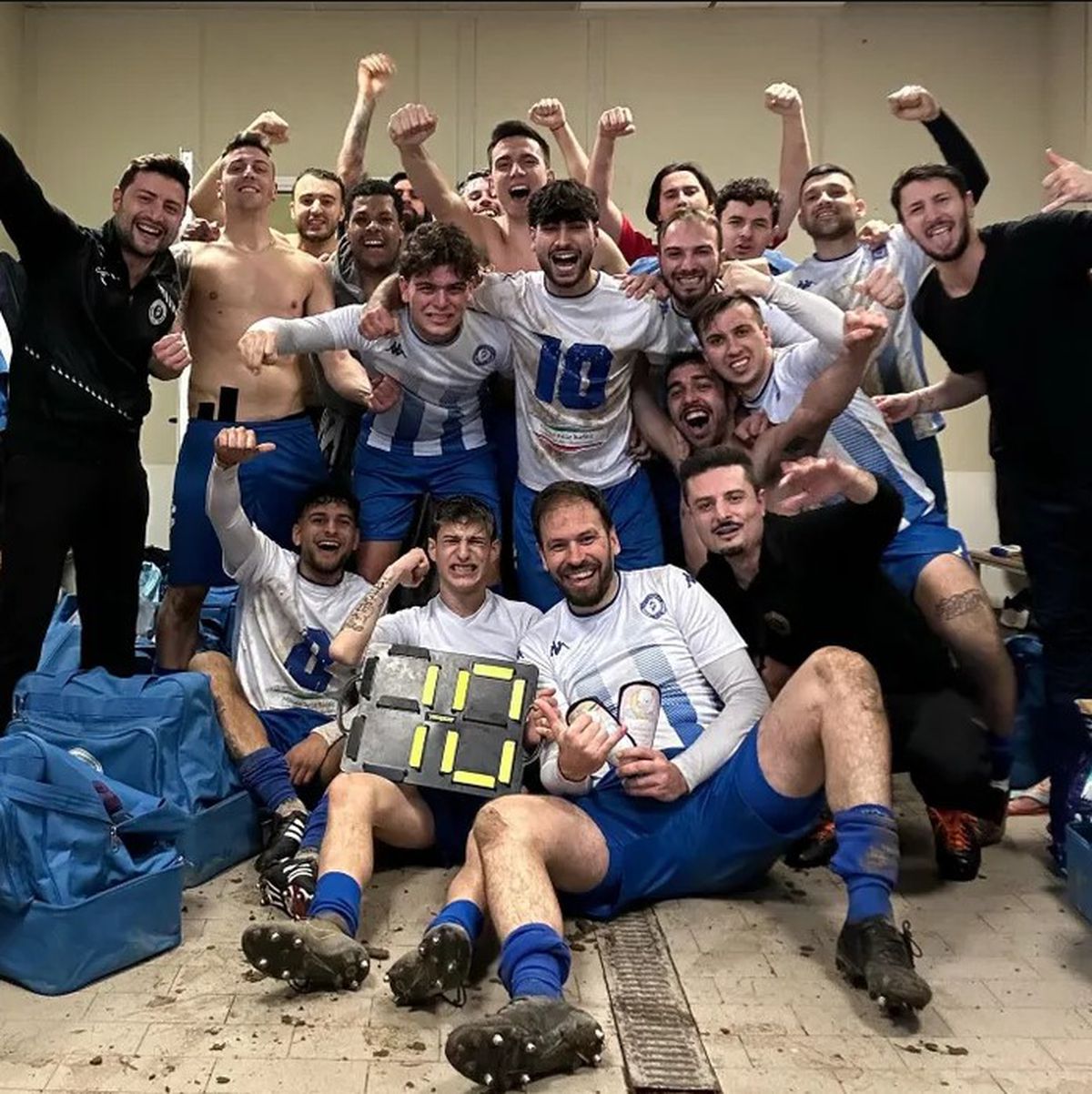 Antrenorul s-a deghizat în preot pentru a evita suspendarea