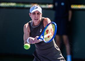Susținută de Sorana Cîrstea, Belinda Bencic a învins o jucătoare din top 10 WTA și s-a calificat în „sferturi” la Miami Open