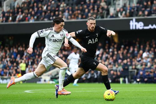 Harry Wilson și Radu Drăgușin în Fulham - Tottenham / Foto: Imago Images