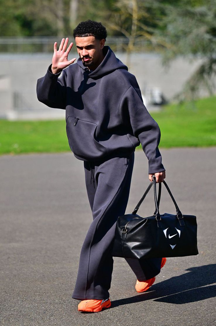 Warren Zaire-Emery și pantofii din colecția rapper-ului Drake / Foto: Imago