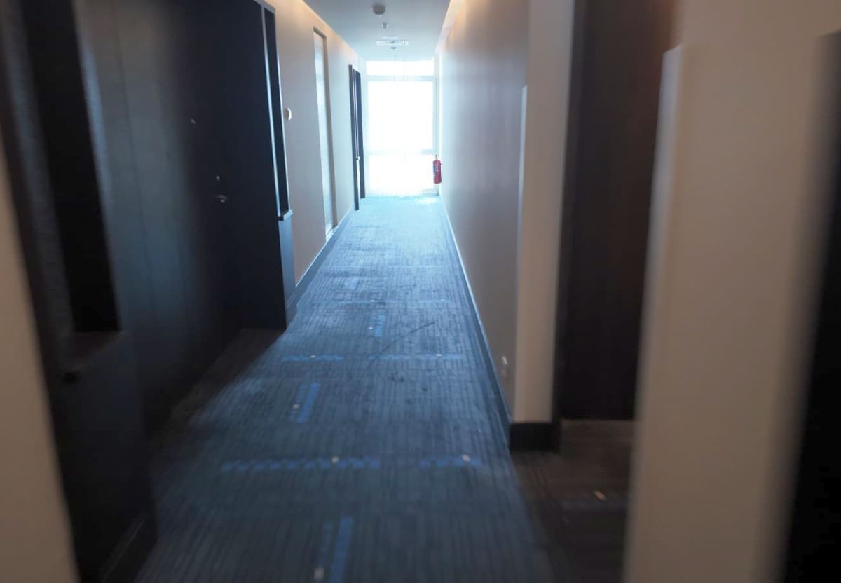 Cum arată camerele în hotelul care găzduiește naționala României pe malul Bosforului