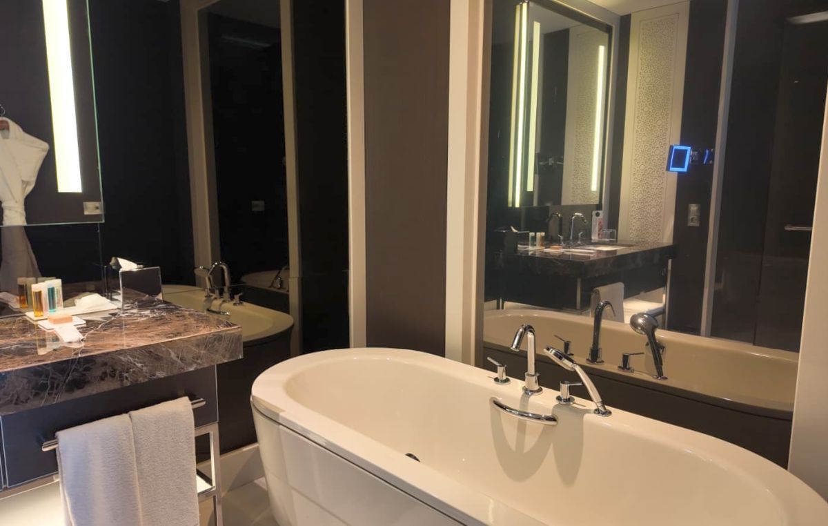 Cum arată camerele în hotelul care găzduiește naționala României pe malul Bosforului