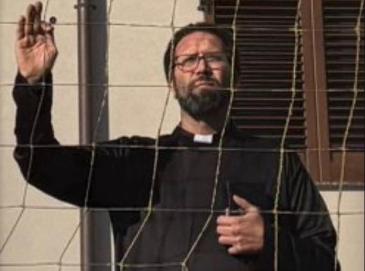 Antrenorul s-a deghizat în preot pentru a evita suspendarea